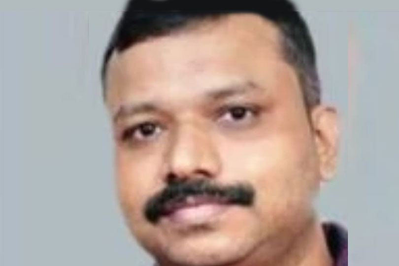 അച്ഛൻ അസുഖത്തെ തുടർന്ന് ആശുപത്രിയിലായ മനോവിഷമത്തിൽ മകൻ വീട്ടിൽ വെച്ച് ആത്മഹത്യ ചെയ്‌തു.  മകന്റെ മരണ വാർത്തയറിയാതെ മണിക്കൂറുകൾക്കുള്ളിൽ പിതാവും മരിച്ചു. 